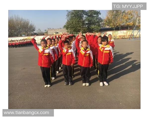 小女孩穿着假两件篮球服展现活力与个性引发时尚潮流新风尚
